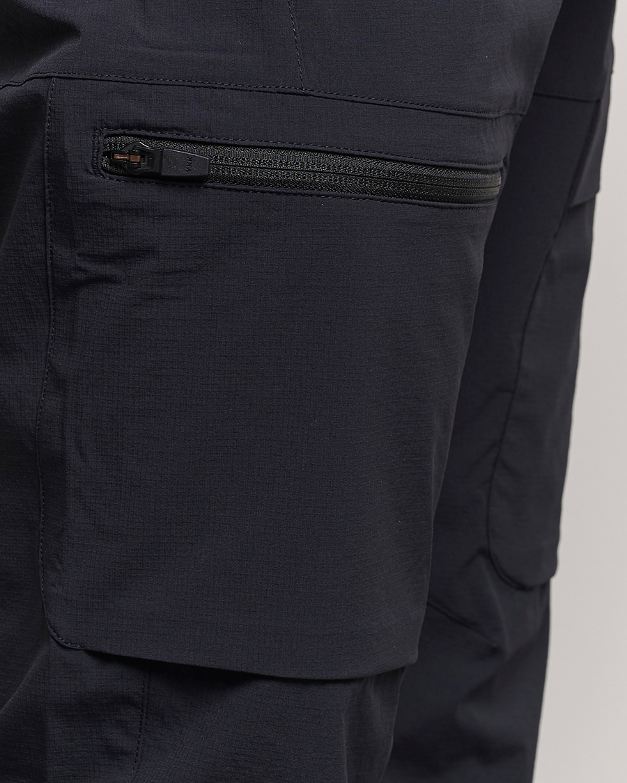 Herr | Byxor | Peak Performance | Light Cargo Pants Black