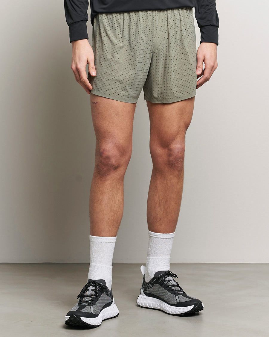 Herr | Active | Satisfy | Space-O 5 Inch Shorts Dark Sage