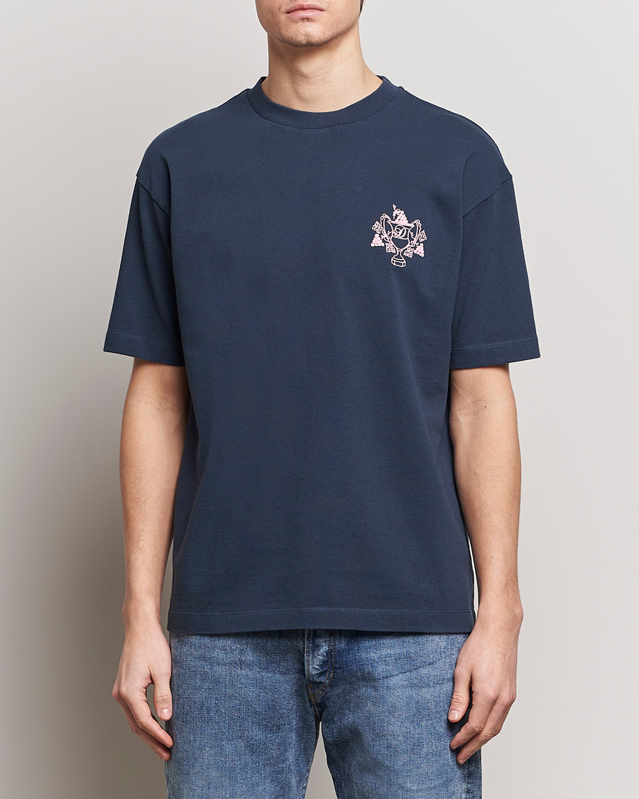 Herr | Kortärmade t-shirts | Drôle de Monsieur | Blason Embroidered T-Shirt Midnight Blue