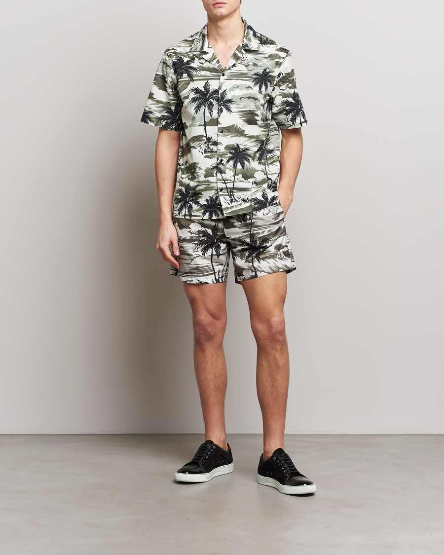 Herr | Badbyxor | Moncler | Palm Printed Swim Shorts White/Olive