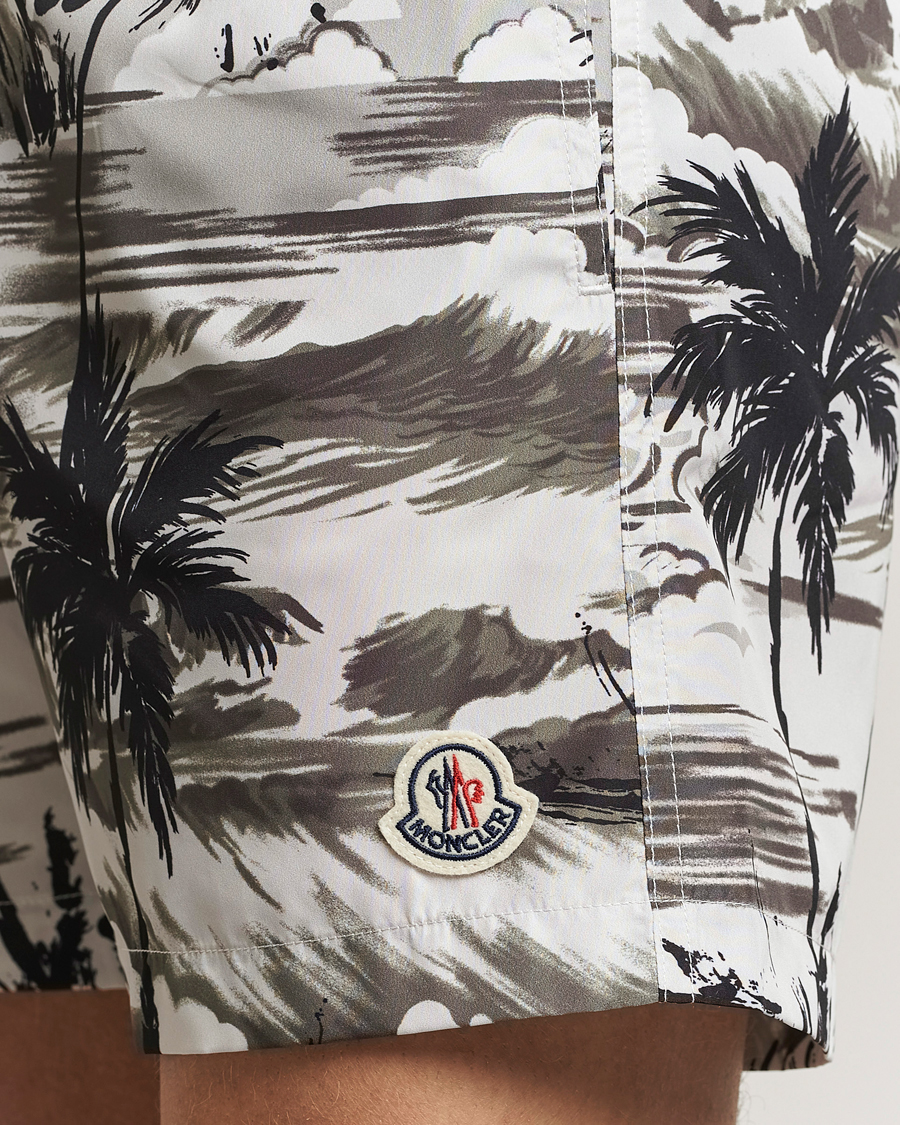 Herr | Badbyxor | Moncler | Palm Printed Swim Shorts White/Olive
