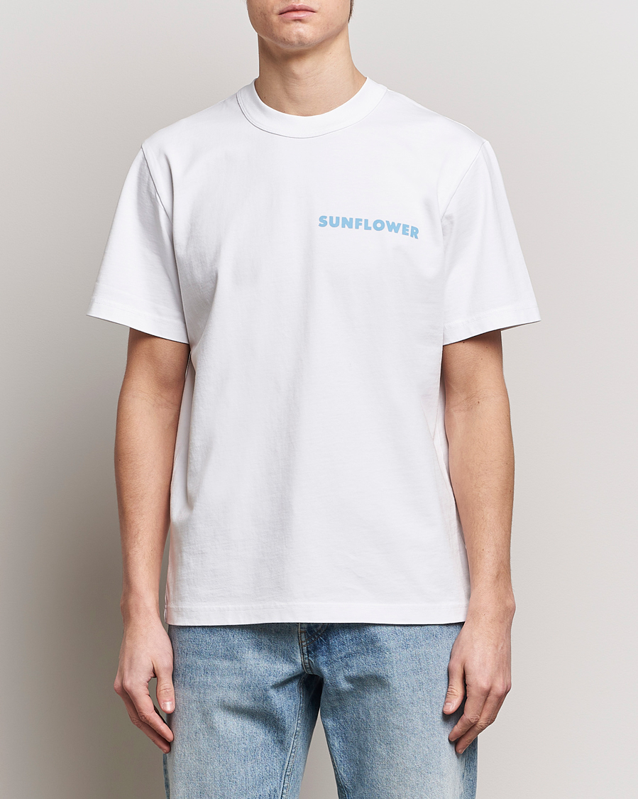 Herr | New Nordics | Sunflower | Master Logo T-Shirt White