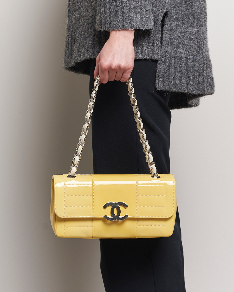 Herr | Chanel Pre-Owned Patent Flap Bag Yellow | Chanel Pre-Owned | Patent Flap Bag Yellow