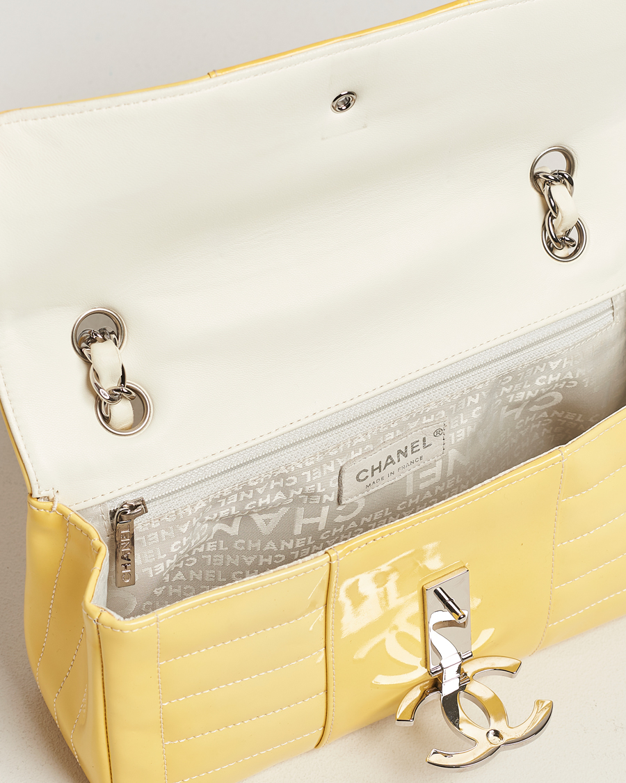 Herr | Chanel Pre-Owned Patent Flap Bag Yellow | Chanel Pre-Owned | Patent Flap Bag Yellow