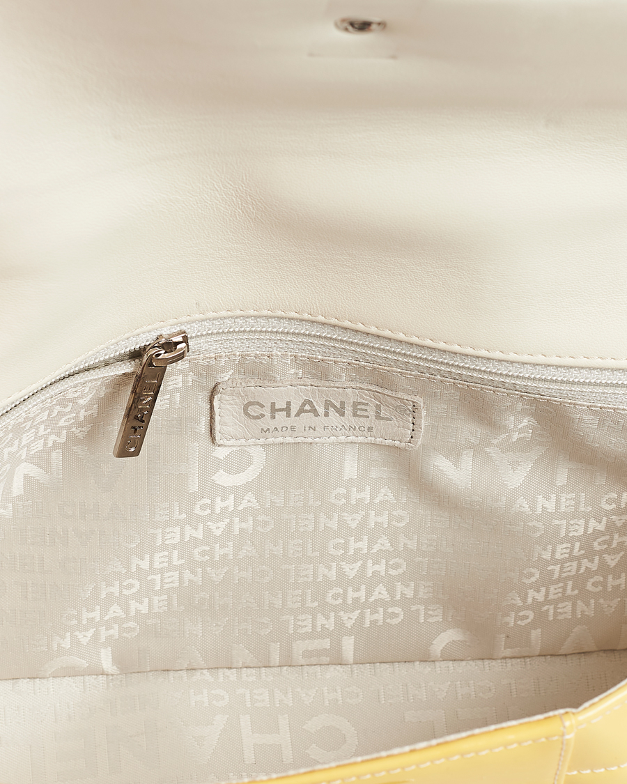 Herr | Chanel Pre-Owned Patent Flap Bag Yellow | Chanel Pre-Owned | Patent Flap Bag Yellow