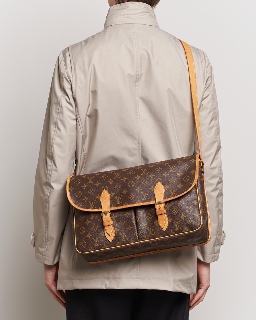 Herr | Pre-Owned & Vintage Bags | Louis Vuitton Pre-Owned | Gibecière Messenger Bag Monogram