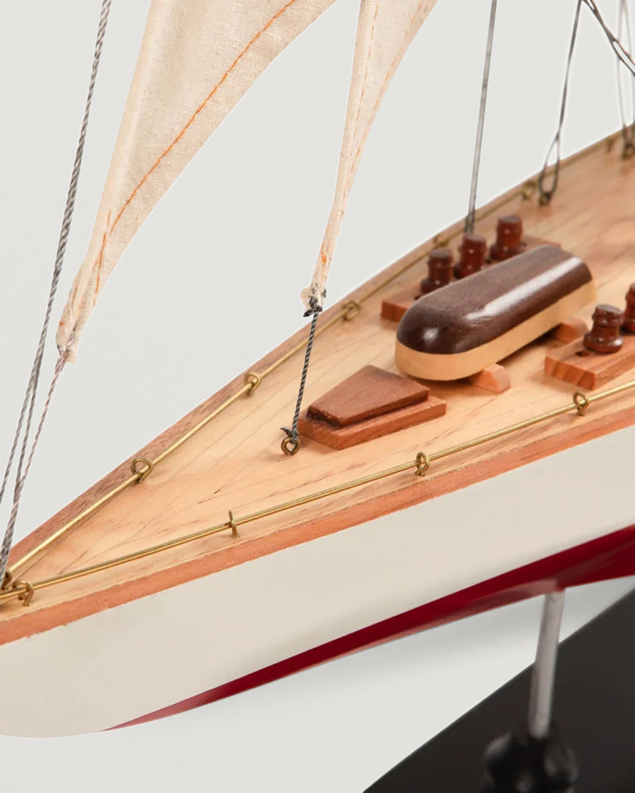 Herr | Authentic Models Endeavour Yacht White/Red | Authentic Models | Endeavour Yacht White/Red