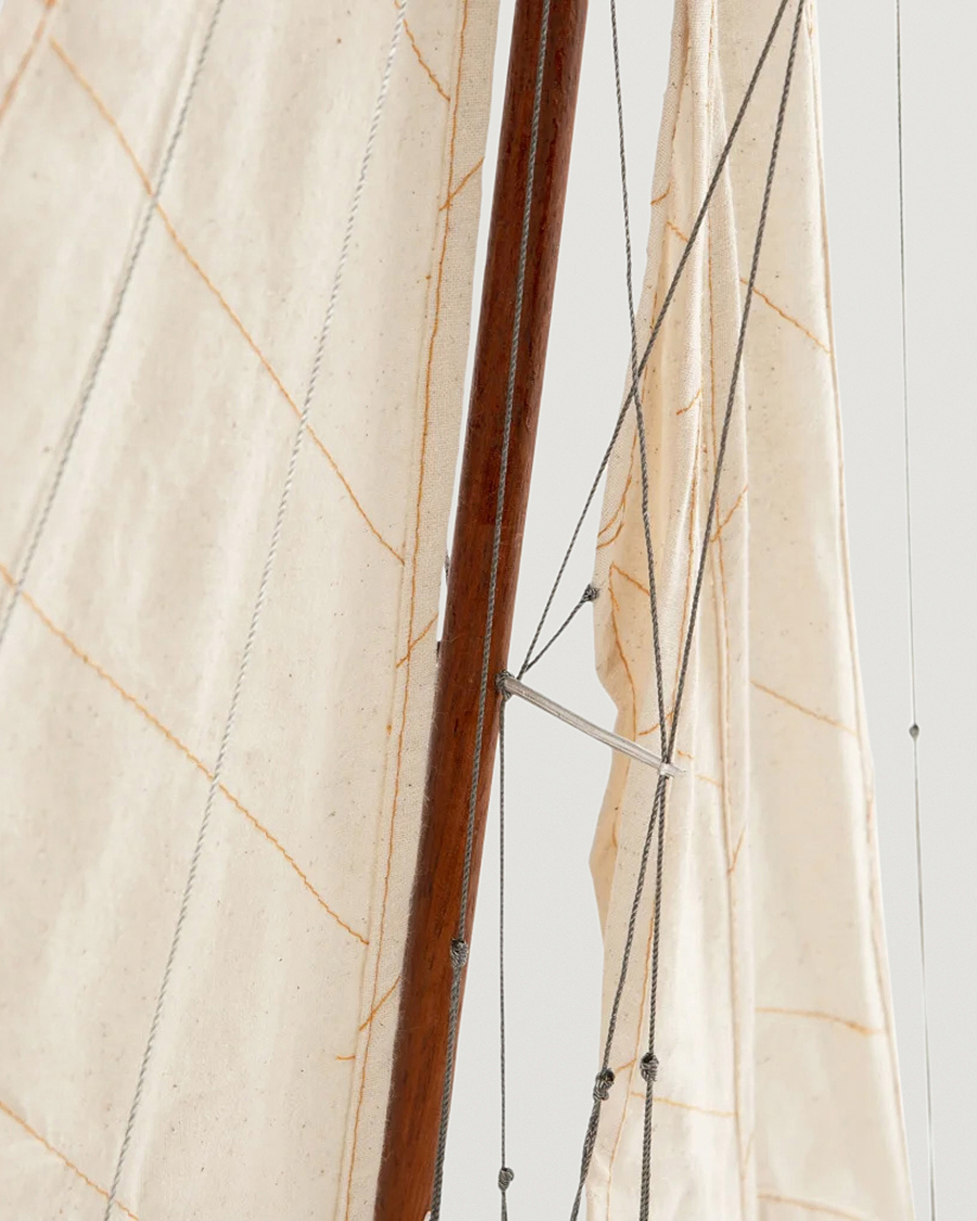 Herr | Authentic Models Endeavour Yacht White/Red | Authentic Models | Endeavour Yacht White/Red