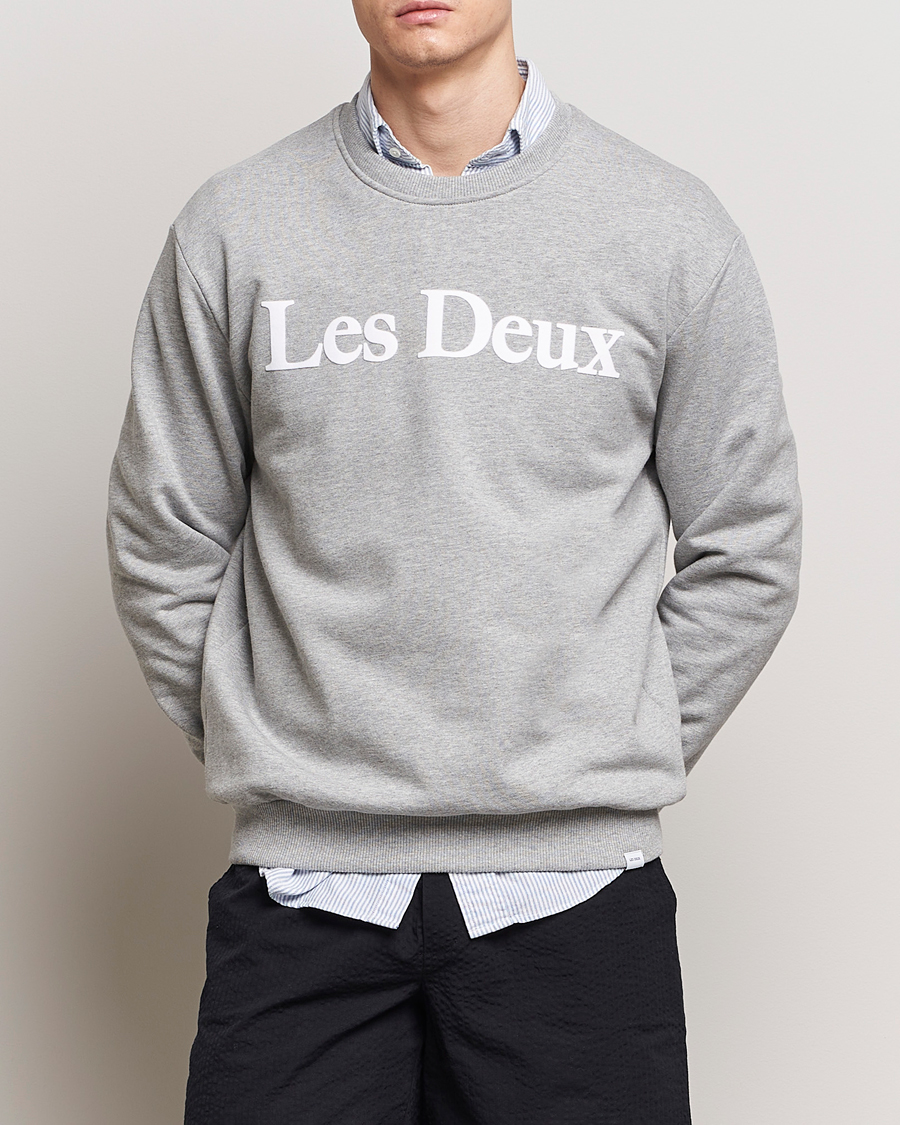 Herr | Nya produktbilder | LES DEUX | Charles Logo Sweatshirt Light Grey Melange