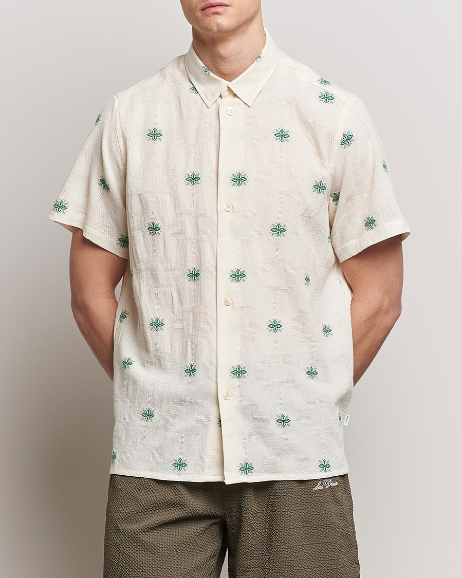 Herr | Skjortor | LES DEUX | Ira Short Sleeve Embroidery Cotton Shirt Ivory