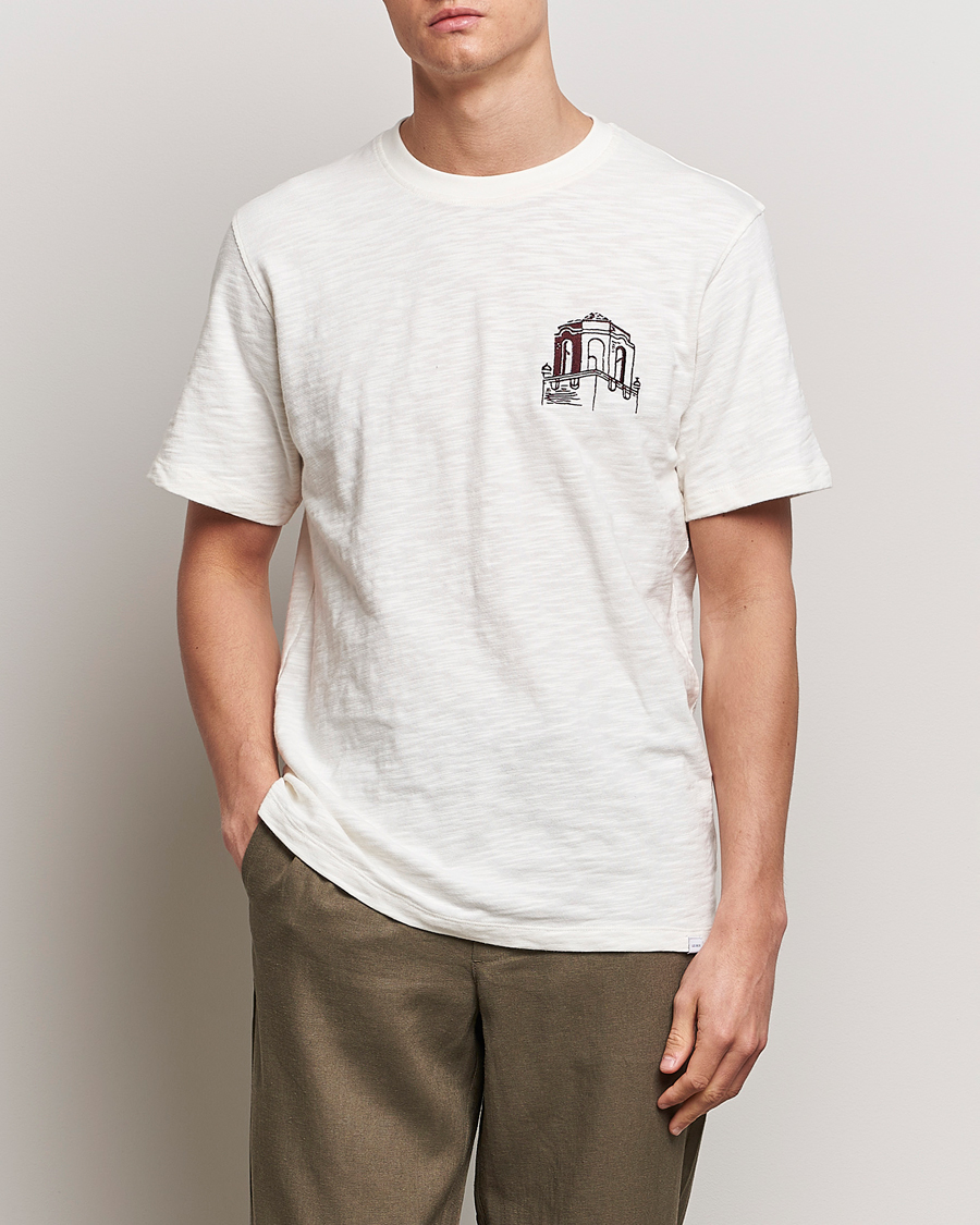 Herr | Nya varumärken | LES DEUX | Hotel Embroidery T-Shirt Ivory
