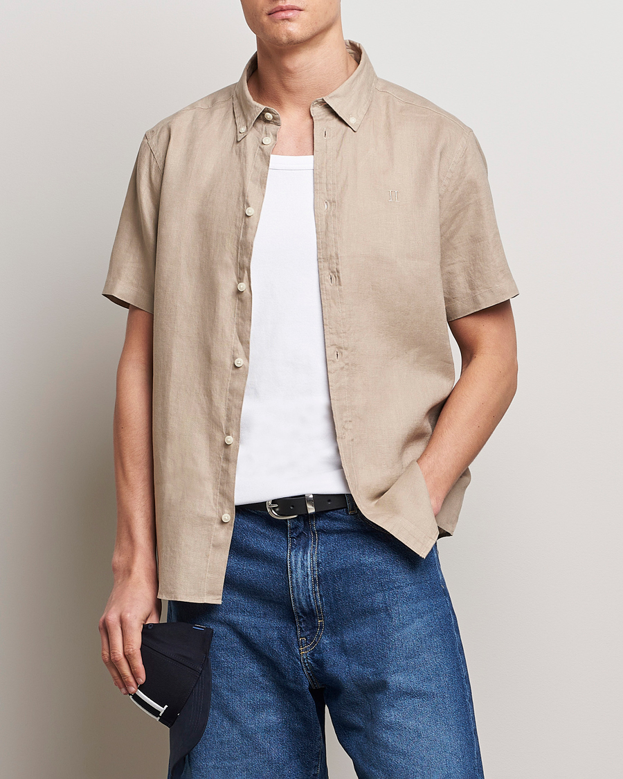 Herr | Skjortor | LES DEUX | Kris Short Sleeve Linen Shirt Dark Sand