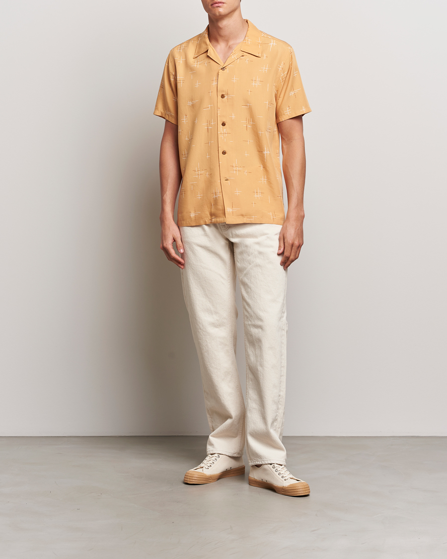 Herr | Skjortor | Nudie Jeans | Arvid 50s Hawaii Shirt Ochre
