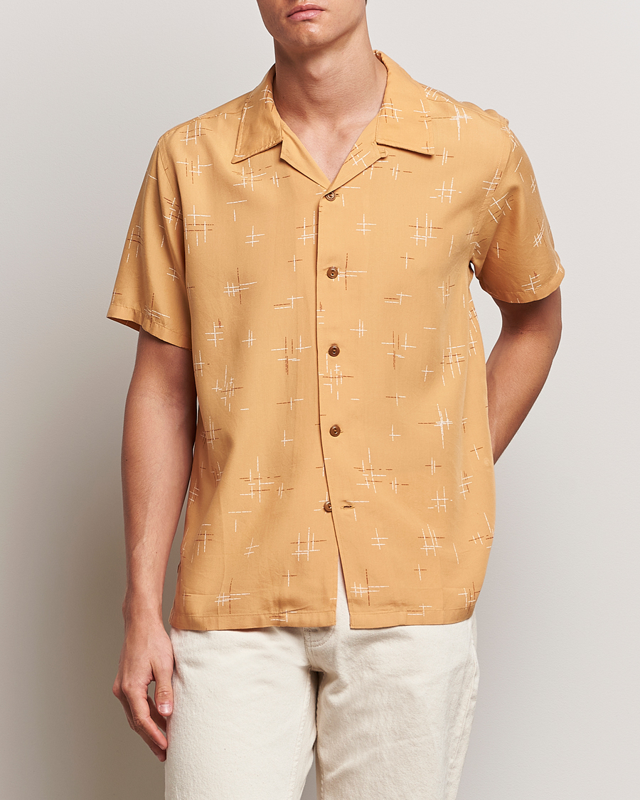 Herr | Kortärmade skjortor | Nudie Jeans | Arvid 50s Hawaii Shirt Ochre