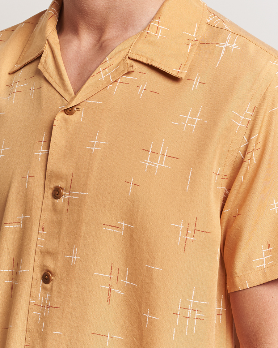 Herr | Skjortor | Nudie Jeans | Arvid 50s Hawaii Shirt Ochre