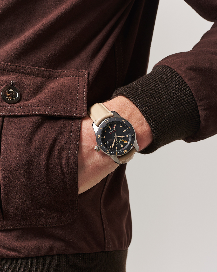 Herr | Bremont S302 GMT Diver 40mm Sahara | Bremont | S302 GMT Diver 40mm Sahara