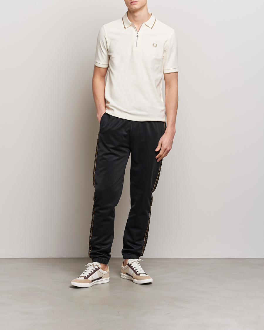 Herr | Pikéer | Fred Perry | Crépe Half Zip Polo Ecru