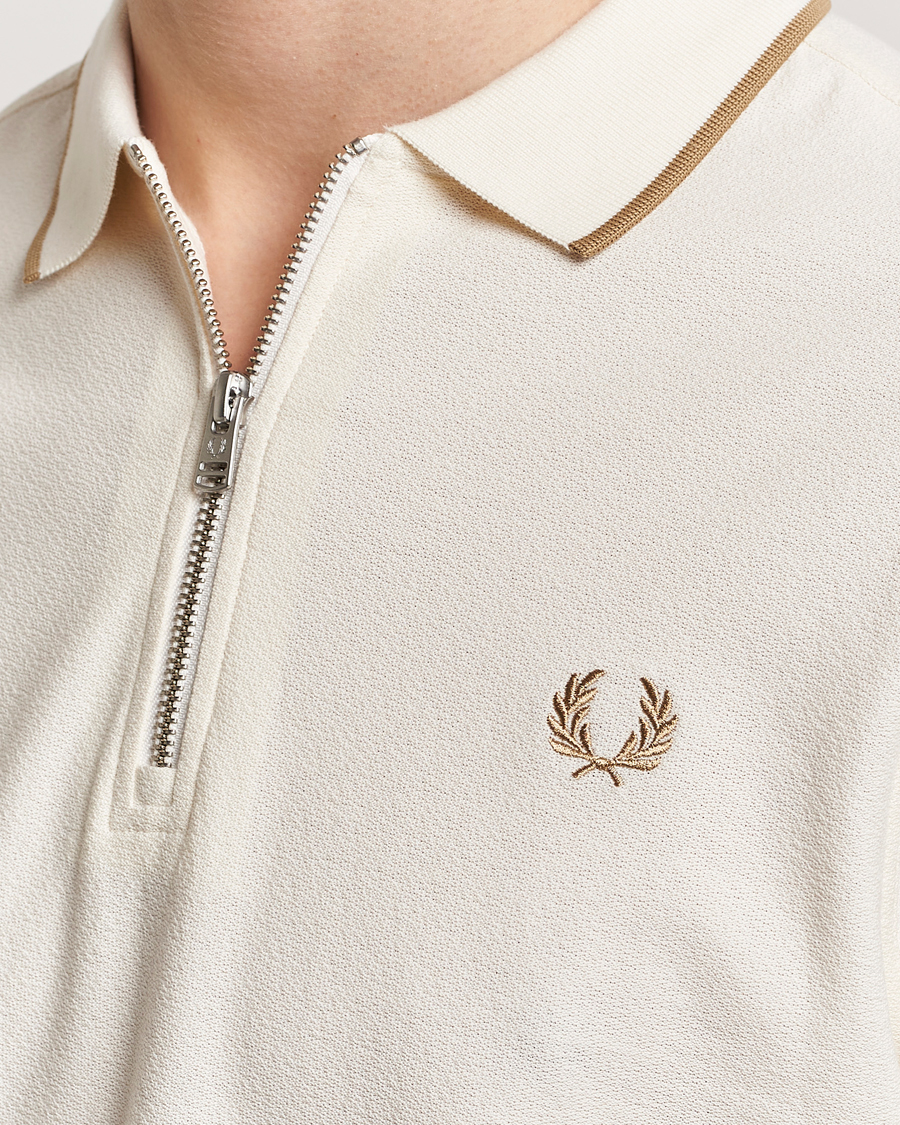 Herr | Pikéer | Fred Perry | Crépe Half Zip Polo Ecru