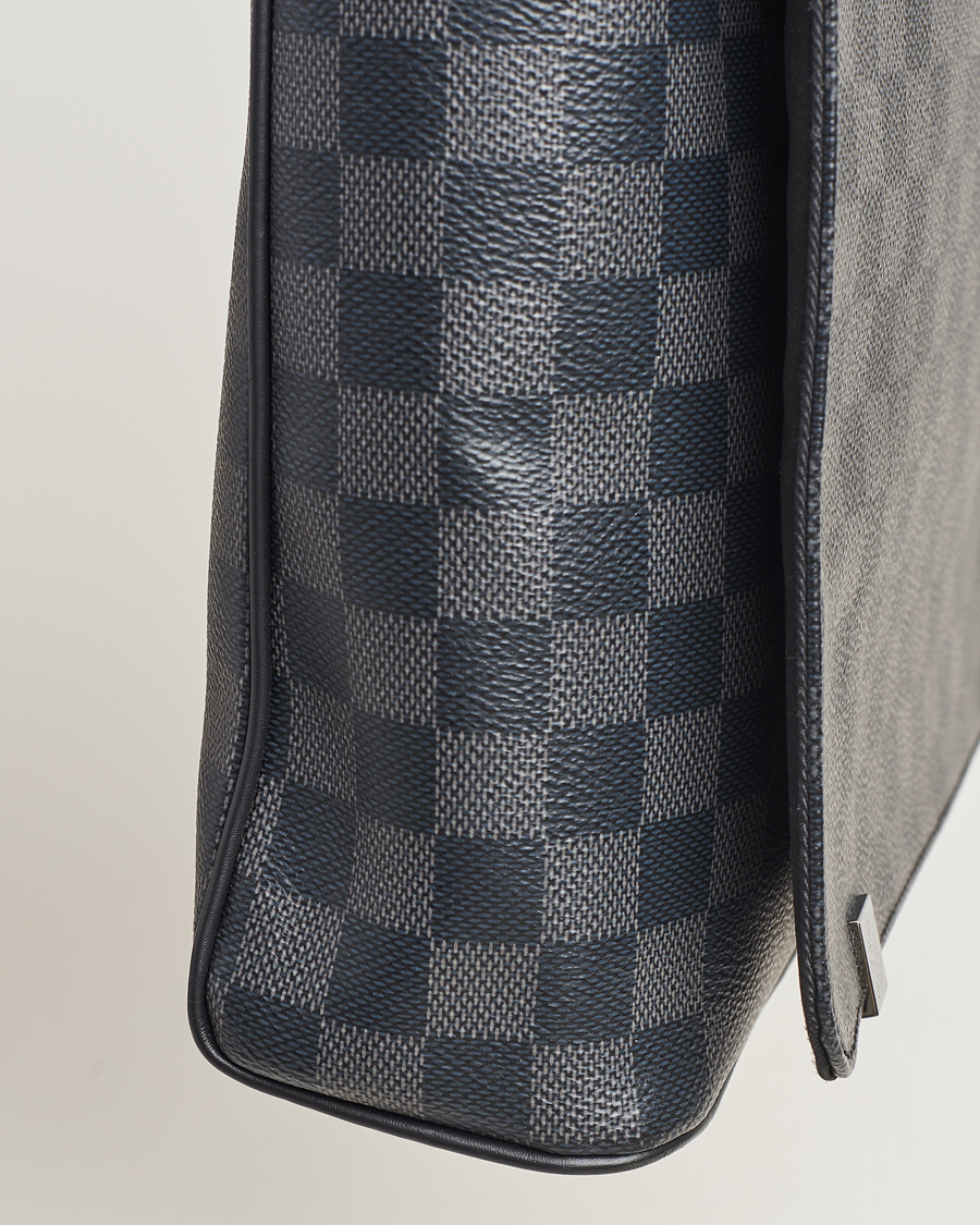 Herr | Louis Vuitton Pre-Owned District PM Messenger Bag Damier Graphite | Louis Vuitton Pre-Owned | District PM Messenger Bag Damier Graphite