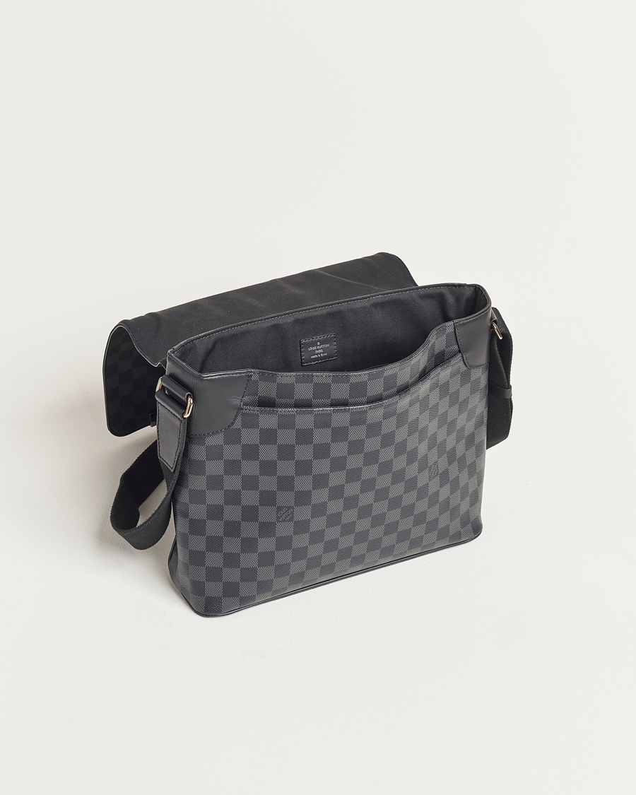 Herr | Louis Vuitton Pre-Owned District PM Messenger Bag Damier Graphite | Louis Vuitton Pre-Owned | District PM Messenger Bag Damier Graphite