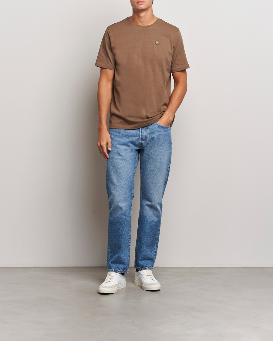 Herr | T-Shirts | KnowledgeCotton Apparel | Loake Badge T-Shirt Brown