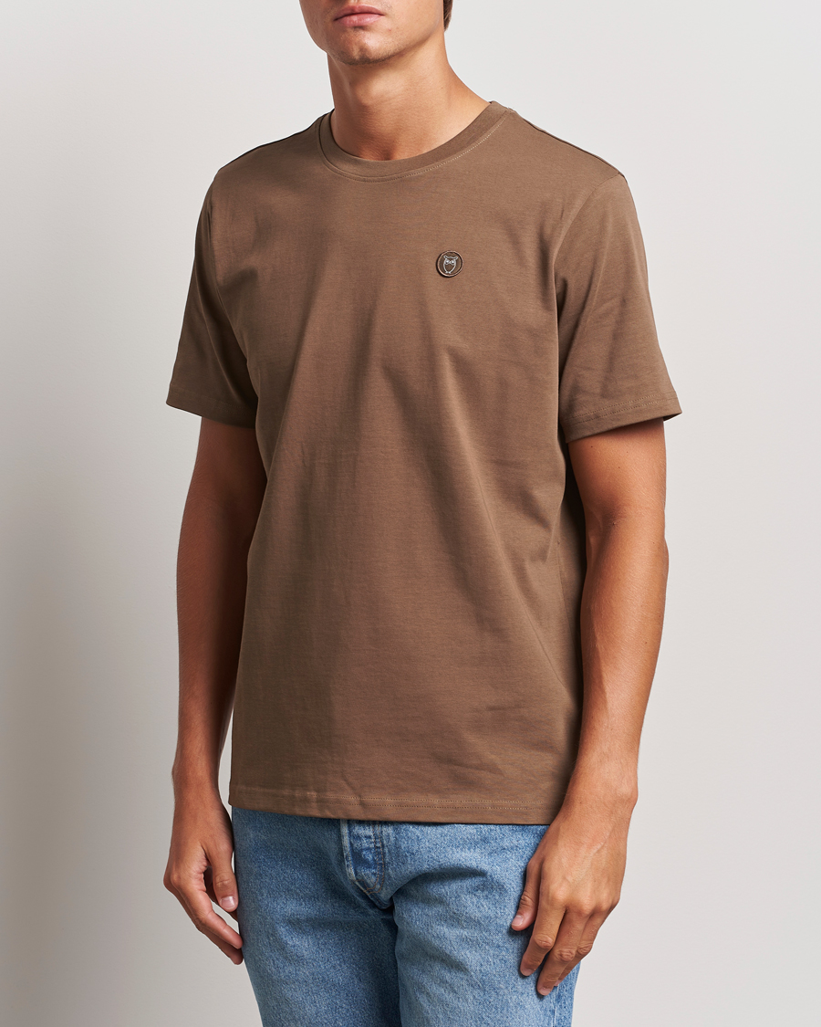Herr | T-Shirts | KnowledgeCotton Apparel | Loake Badge T-Shirt Brown