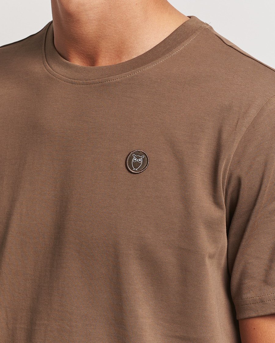Herr | T-Shirts | KnowledgeCotton Apparel | Loake Badge T-Shirt Brown