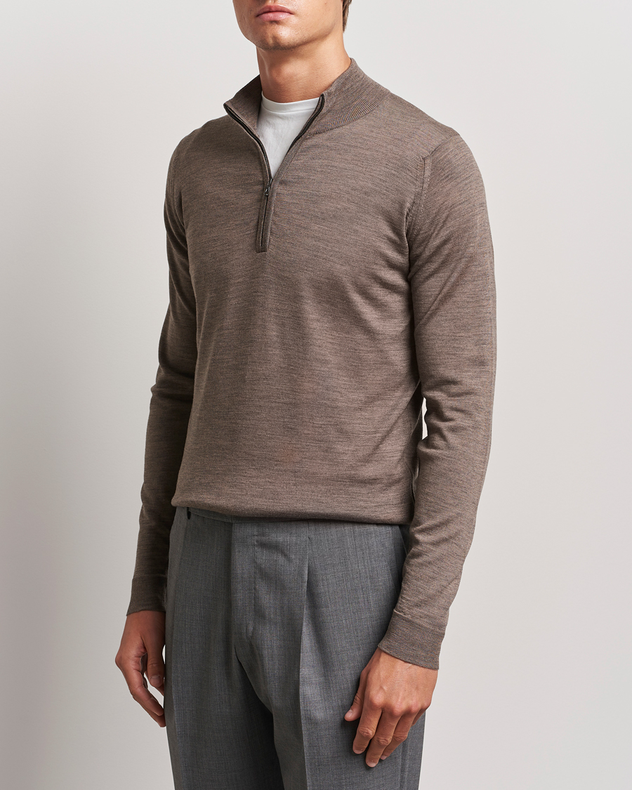 Herr | Senast inkommet | John Smedley | Barrow Extra Fine Merino Half Zip Mushroom Brown