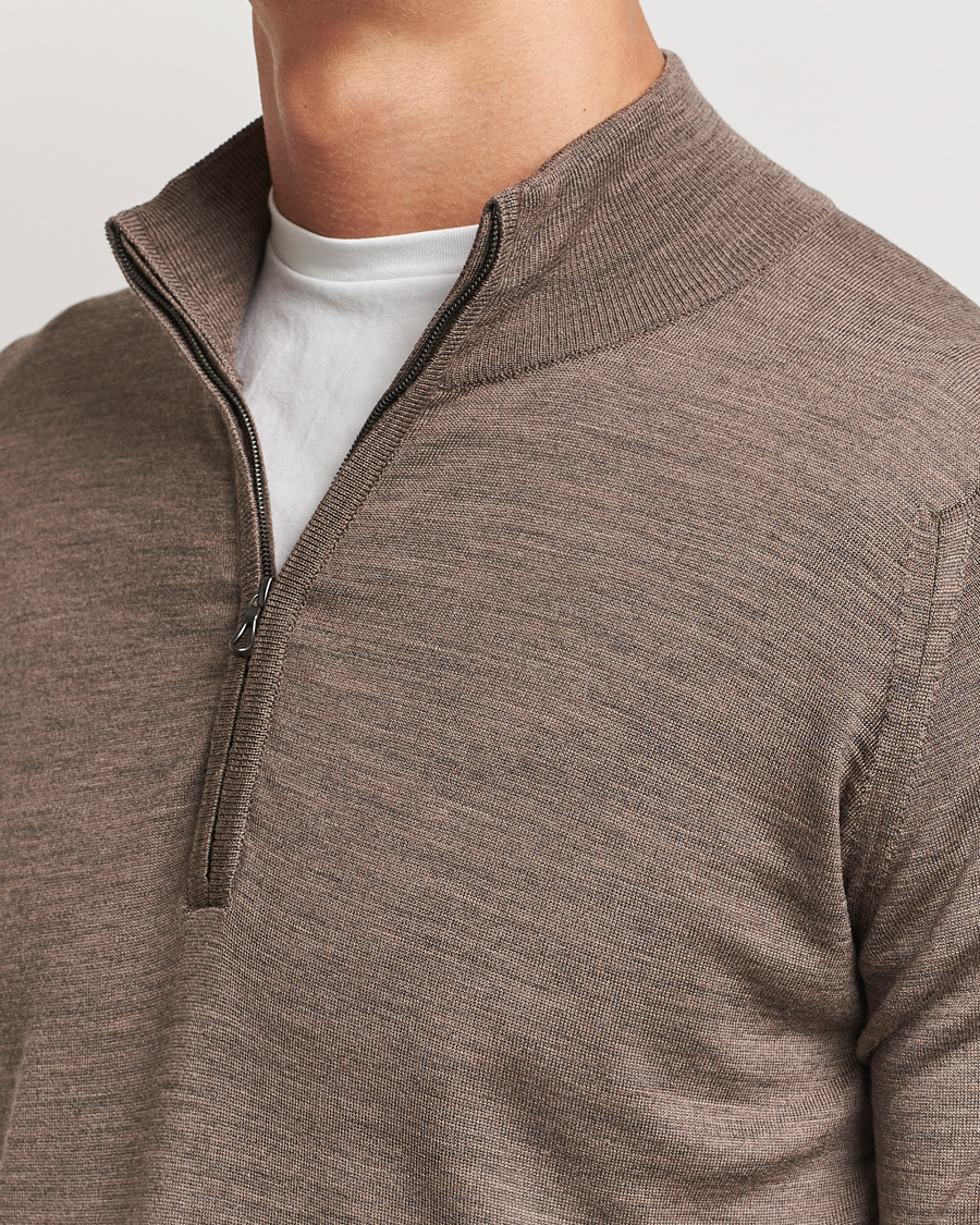 Herr | Tröjor | John Smedley | Barrow Extra Fine Merino Half Zip Mushroom