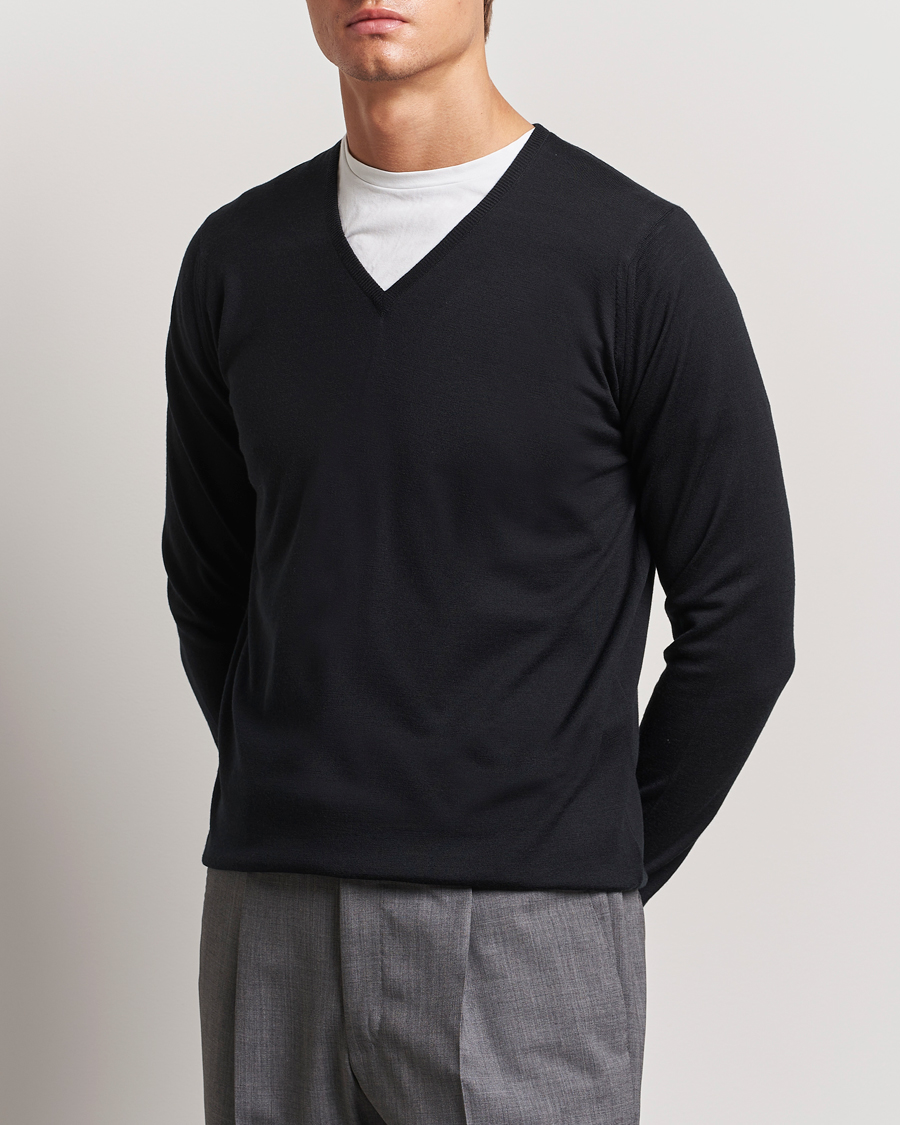 Herr |  | John Smedley | Bobby Extra Fine Merino V-Neck Pullover Black