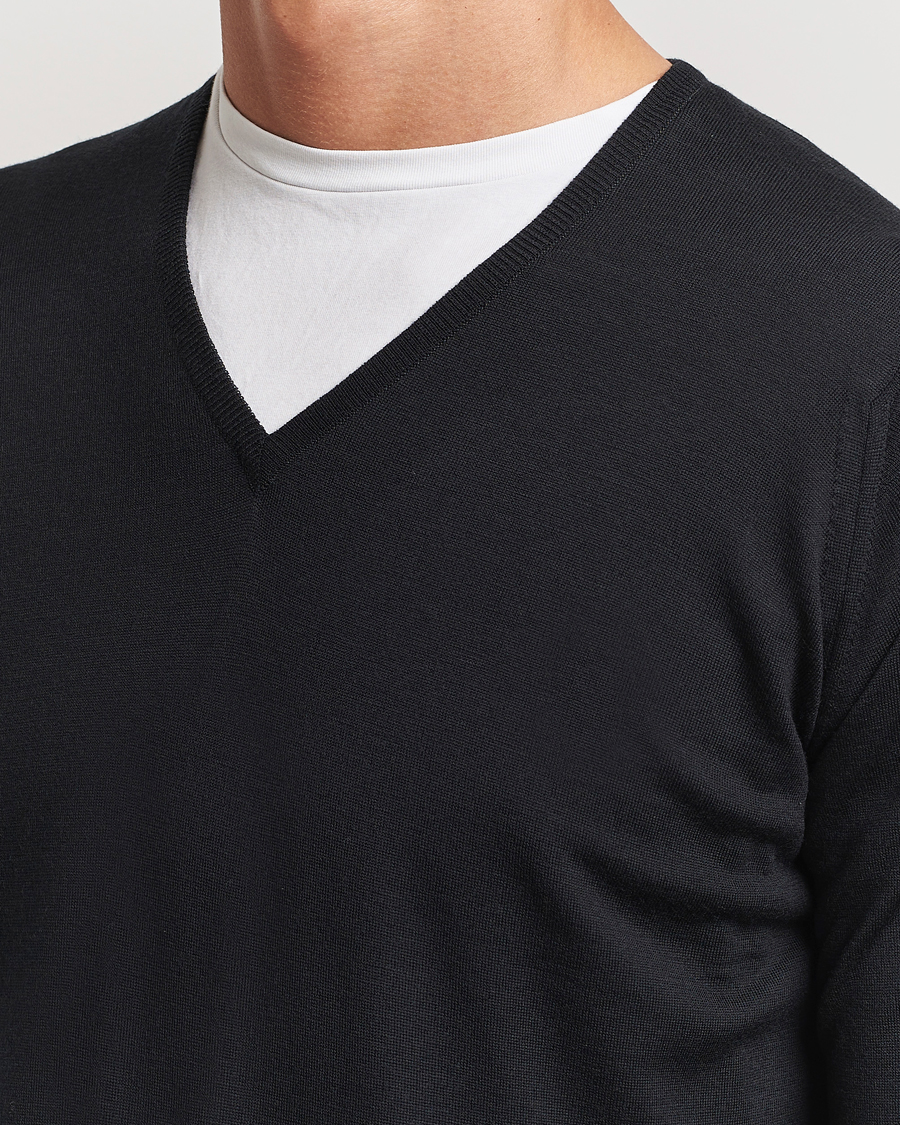 Herr | Tröjor | John Smedley | Bobby Extra Fine Merino V-Neck Pullover Black