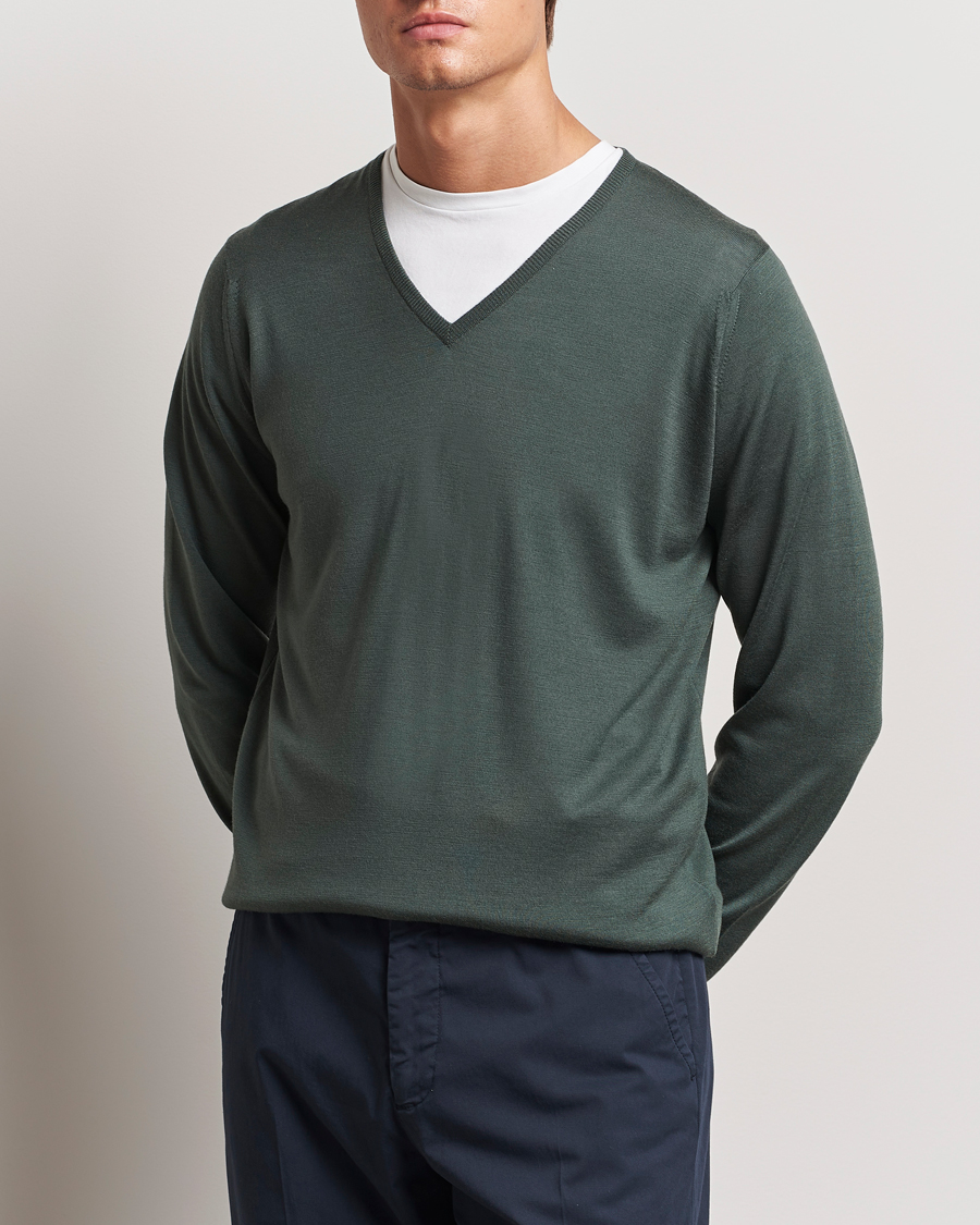 Herr |  | John Smedley | Bobby Extra Fine Merino V-Neck Pullover Dark Green