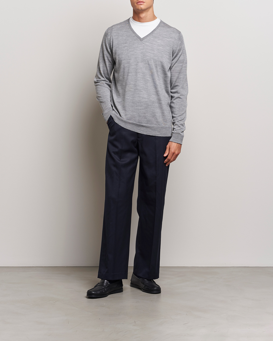 Herr | Tröjor | John Smedley | Bobby Extra Fine Merino V-Neck Pullover Silver Grey