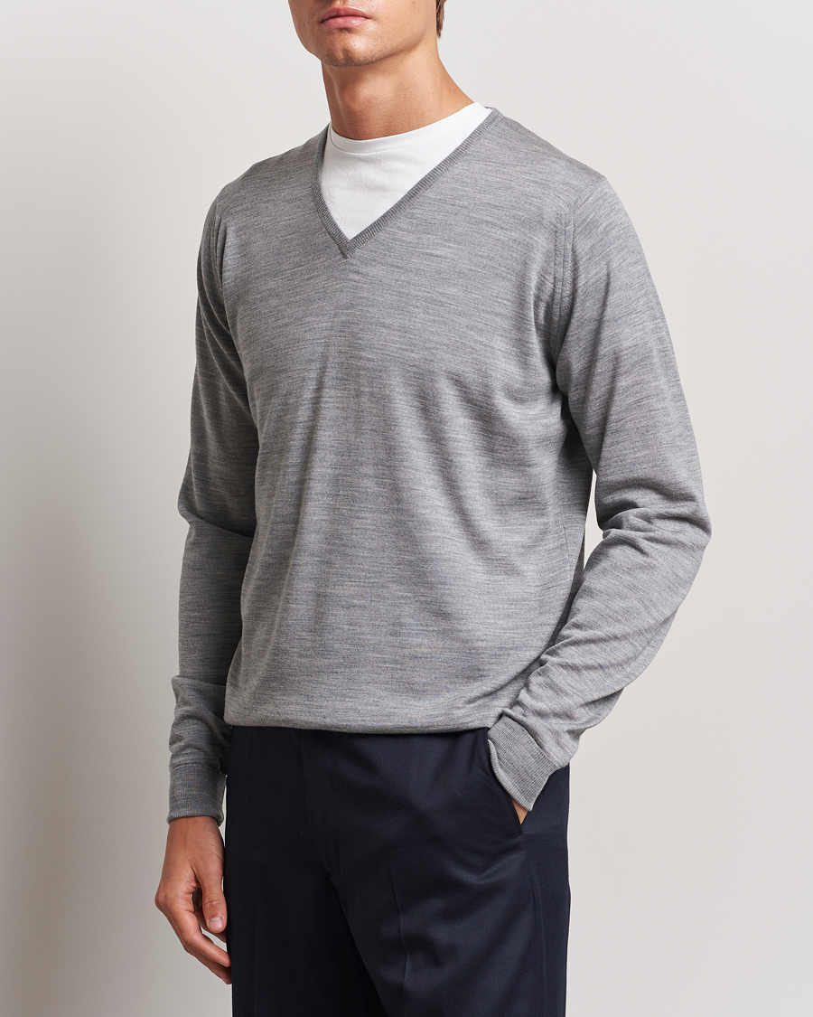 Herr |  | John Smedley | Bobby Extra Fine Merino V-Neck Pullover Silver Grey