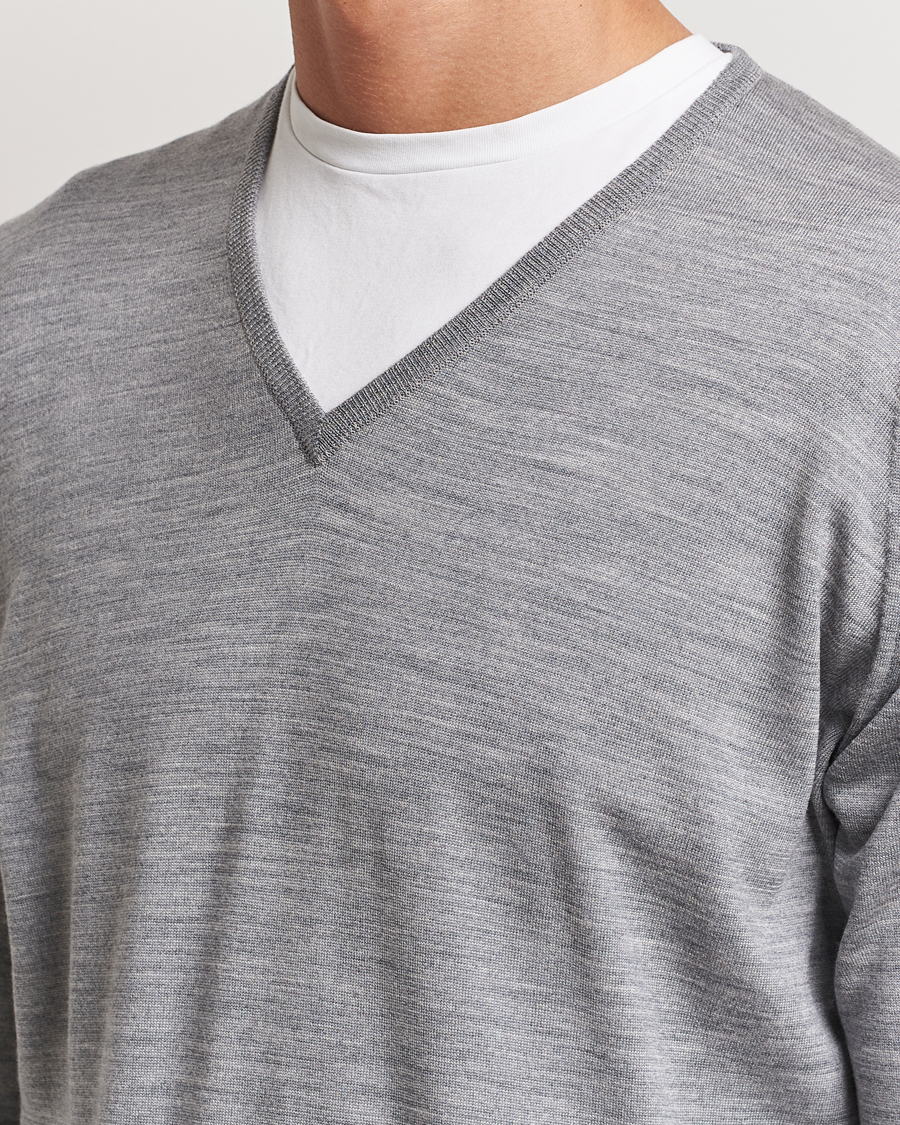 Herr | Tröjor | John Smedley | Bobby Extra Fine Merino V-Neck Pullover Silver Grey