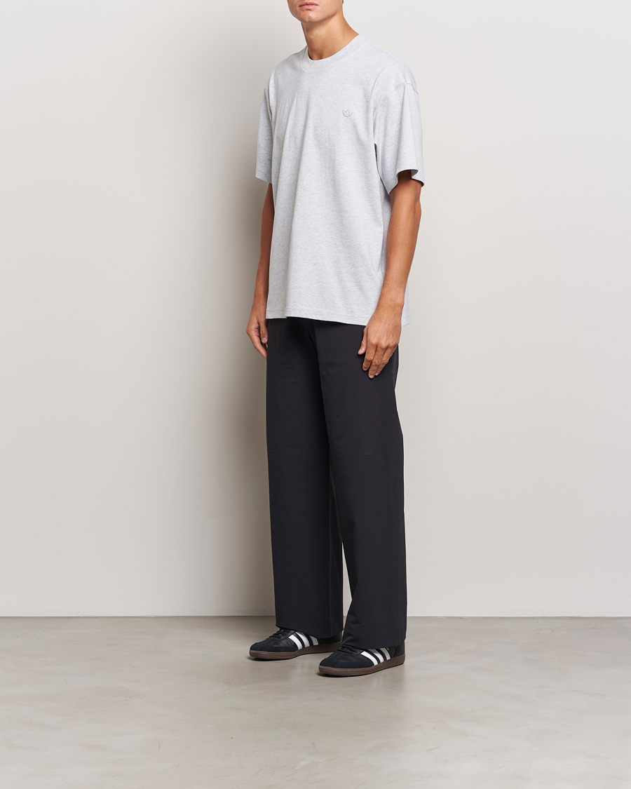Herr | T-Shirts | adidas Originals | Essential Crew Neck T-Shirt Light Grey