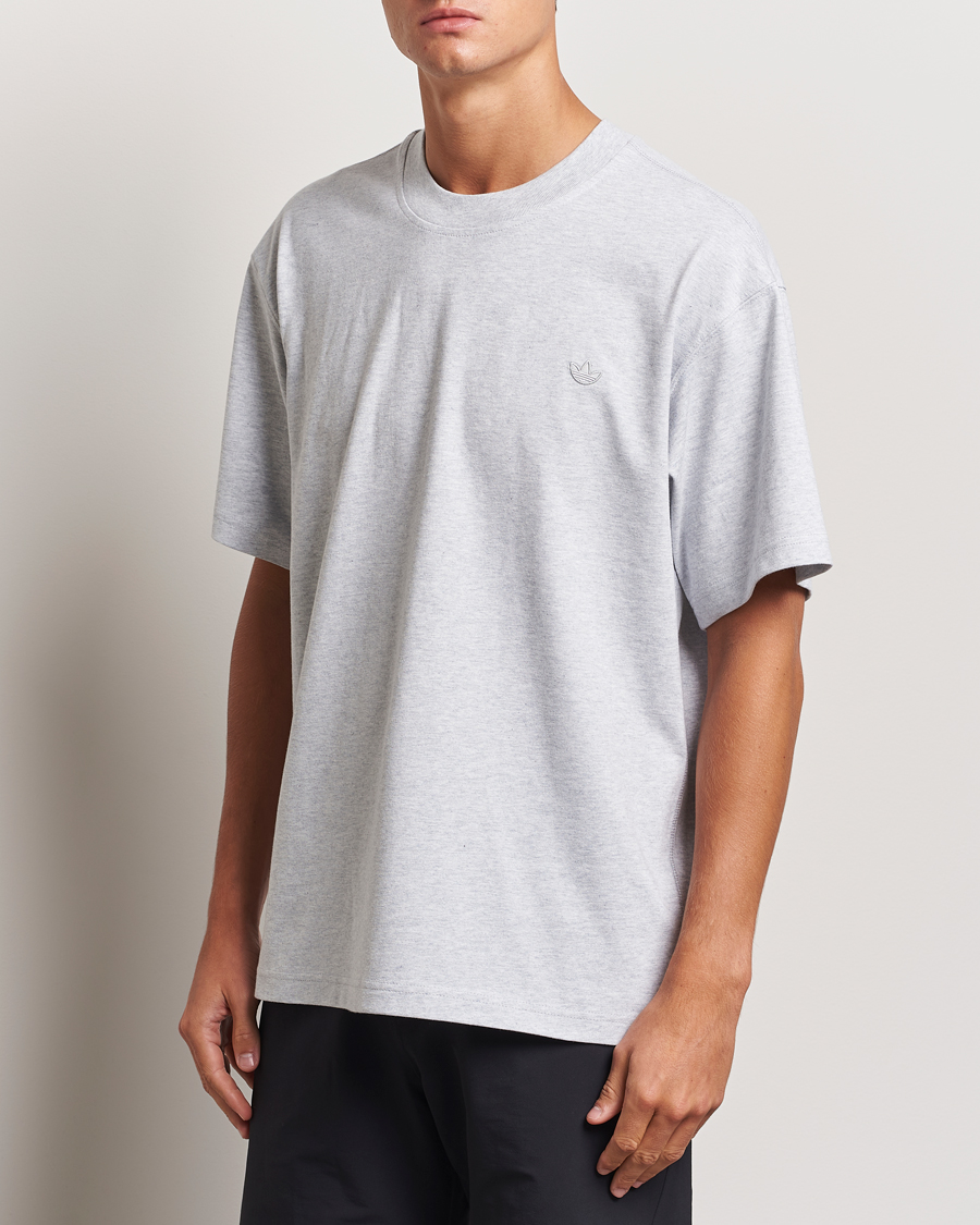 Herr | T-Shirts | adidas Originals | Essential Crew Neck T-Shirt Light Grey