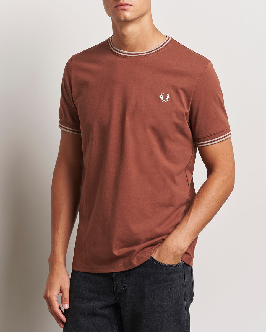 Herr | T-Shirts | Fred Perry | Twin Tipped T-Shirt Whiskey Brown