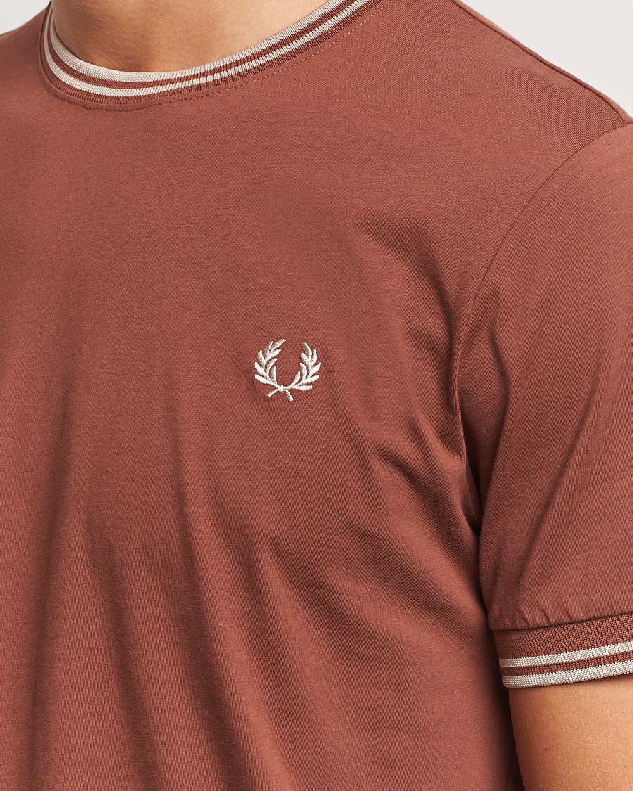 Herr | T-Shirts | Fred Perry | Twin Tipped T-Shirt Whiskey Brown