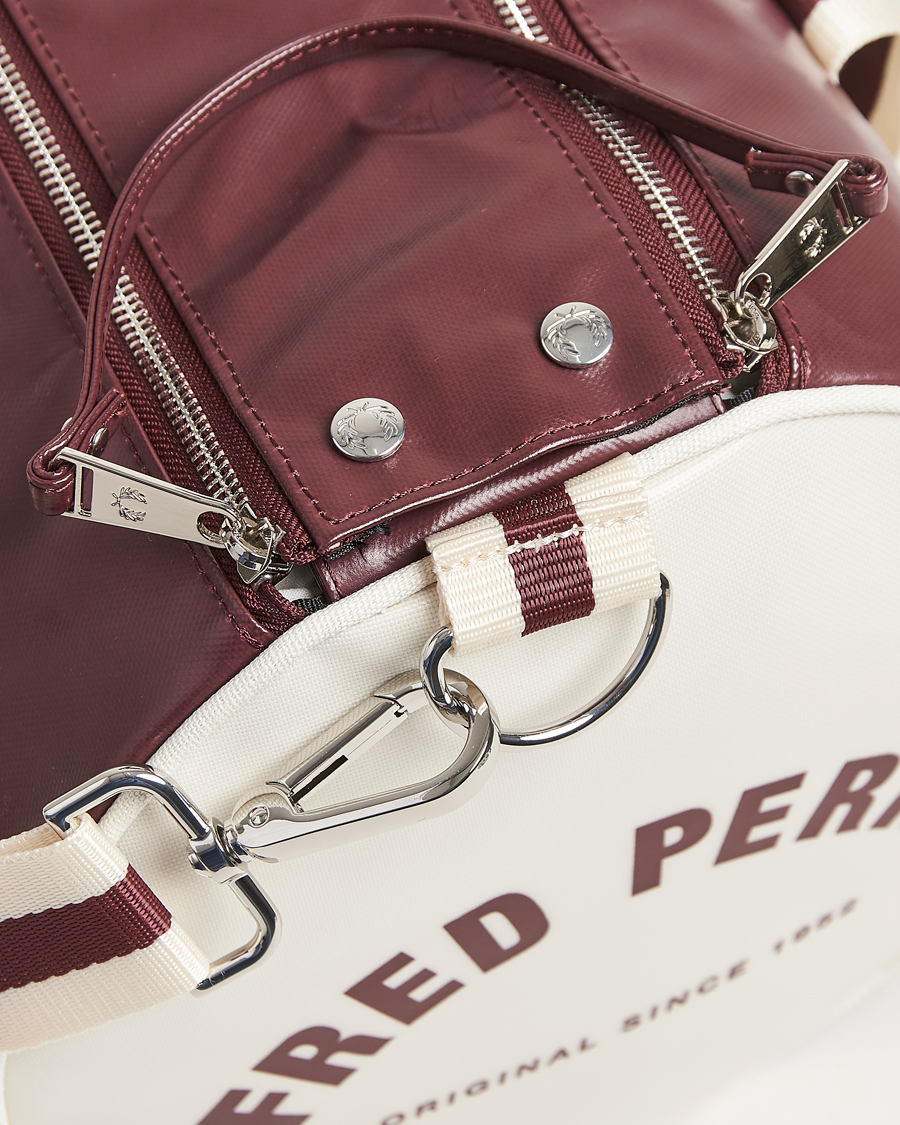Herr | Fred Perry Classic Barrel Bag Oxblood/Ecru | Fred Perry | Classic Barrel Bag Oxblood/Ecru