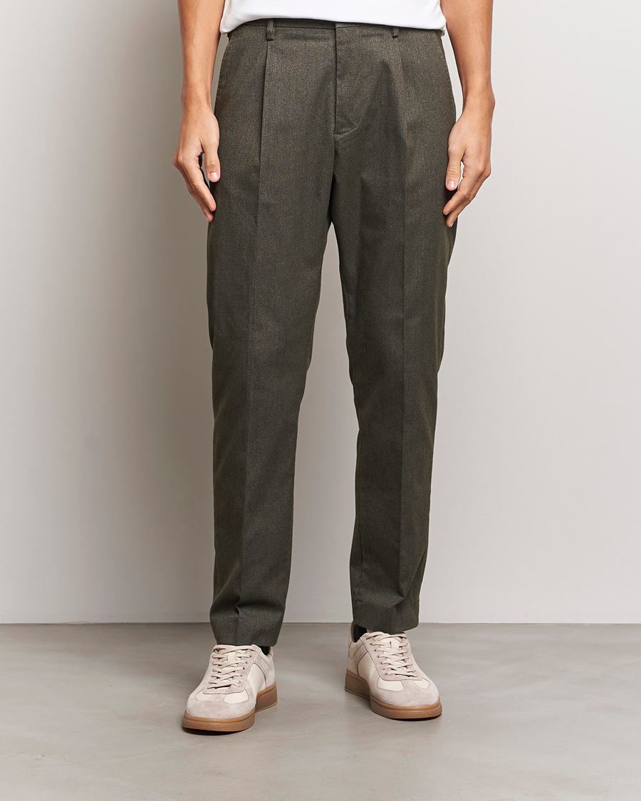 Herr | Byxor | NN07 | Bill Pleated Brushed Cotton Trousers Dark Army