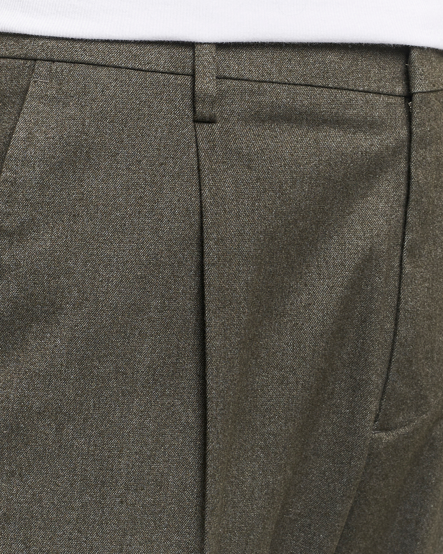 Herr | Byxor | NN07 | Bill Pleated Brushed Cotton Trousers Dark Army