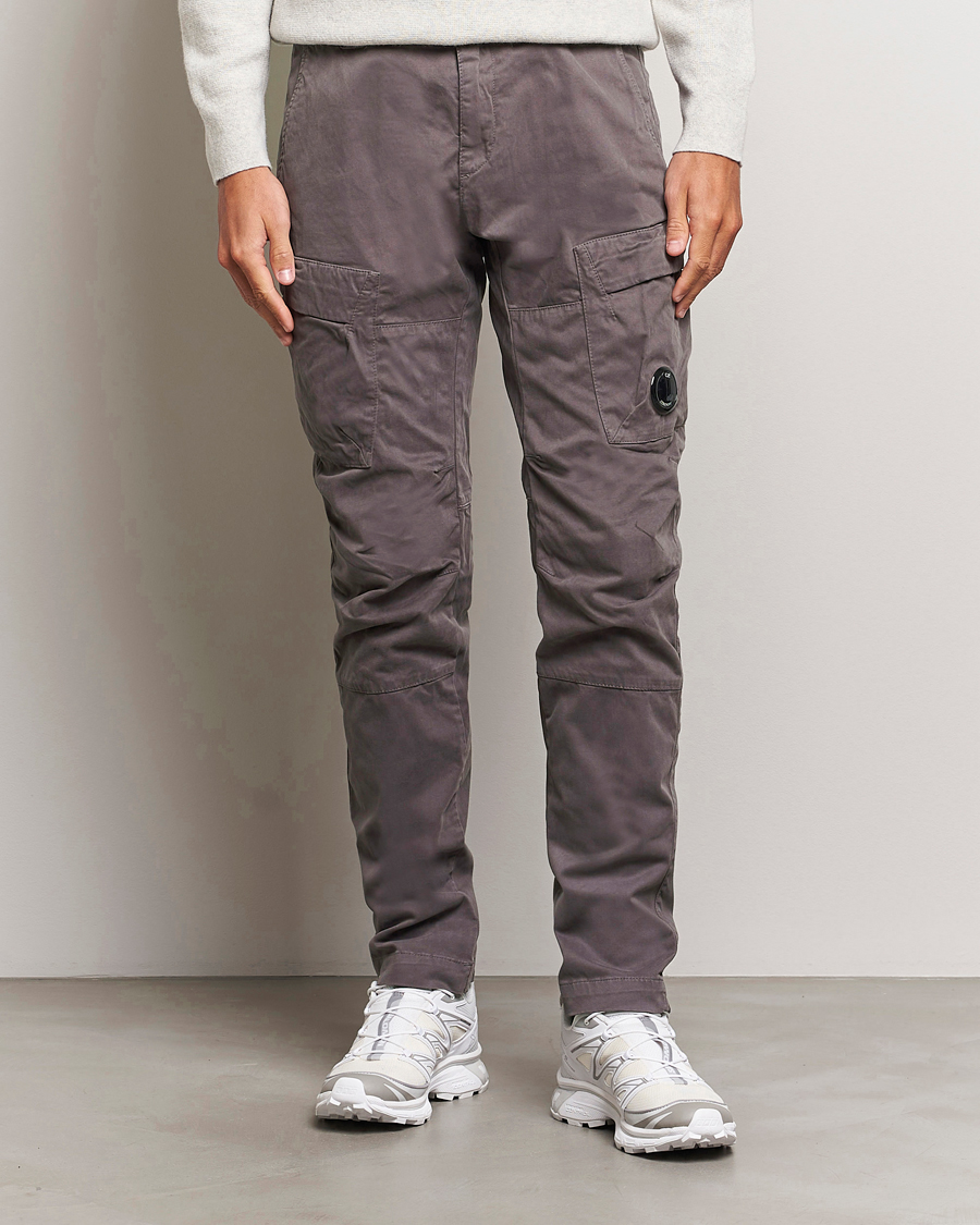 Herr | Byxor | C.P. Company | Stretch Satin Lens Cargo Pants Dark Grey