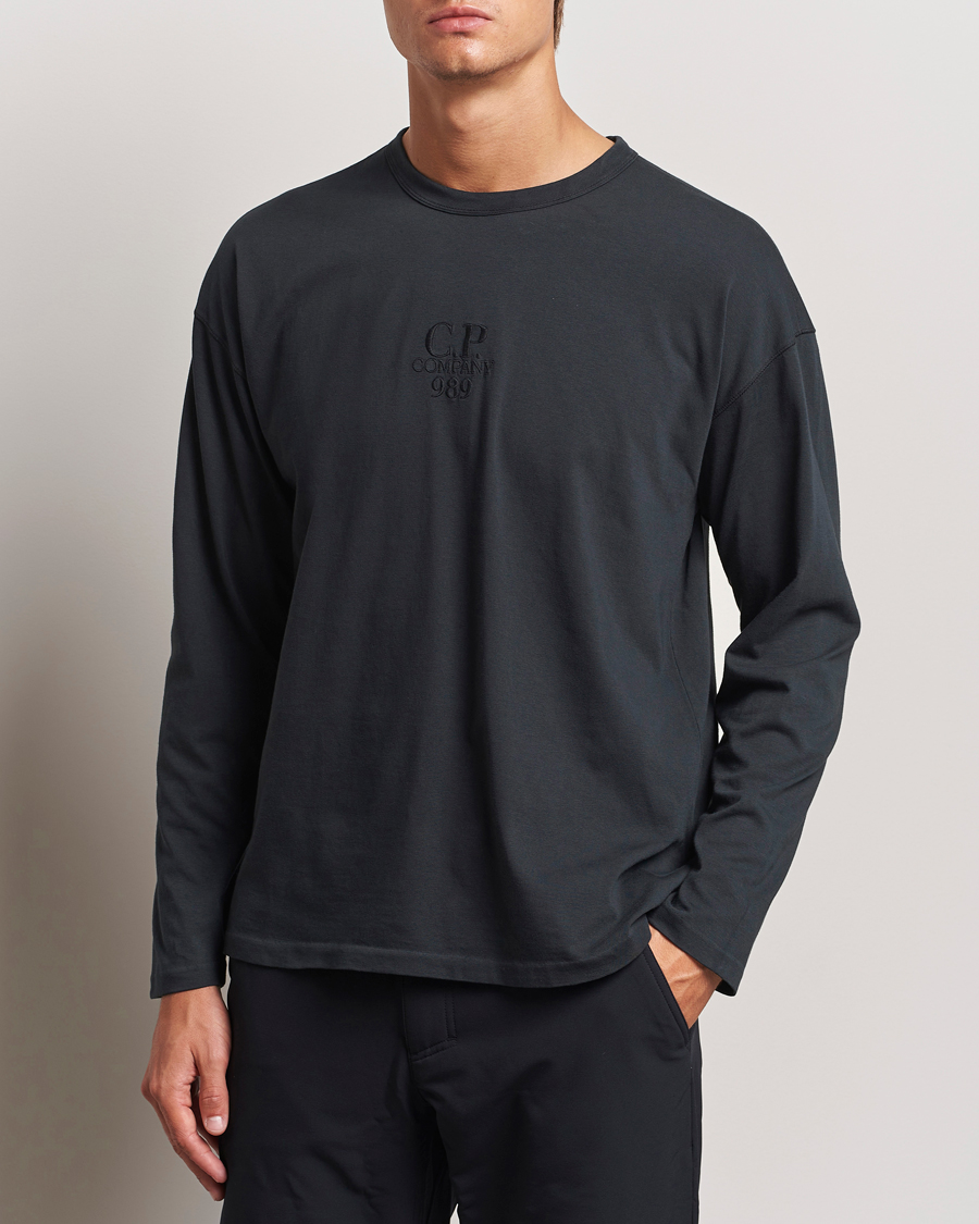Herr | T-Shirts | C.P. Company | Box Fit Tonal Logo Long Sleeve T-shirt Washed Black