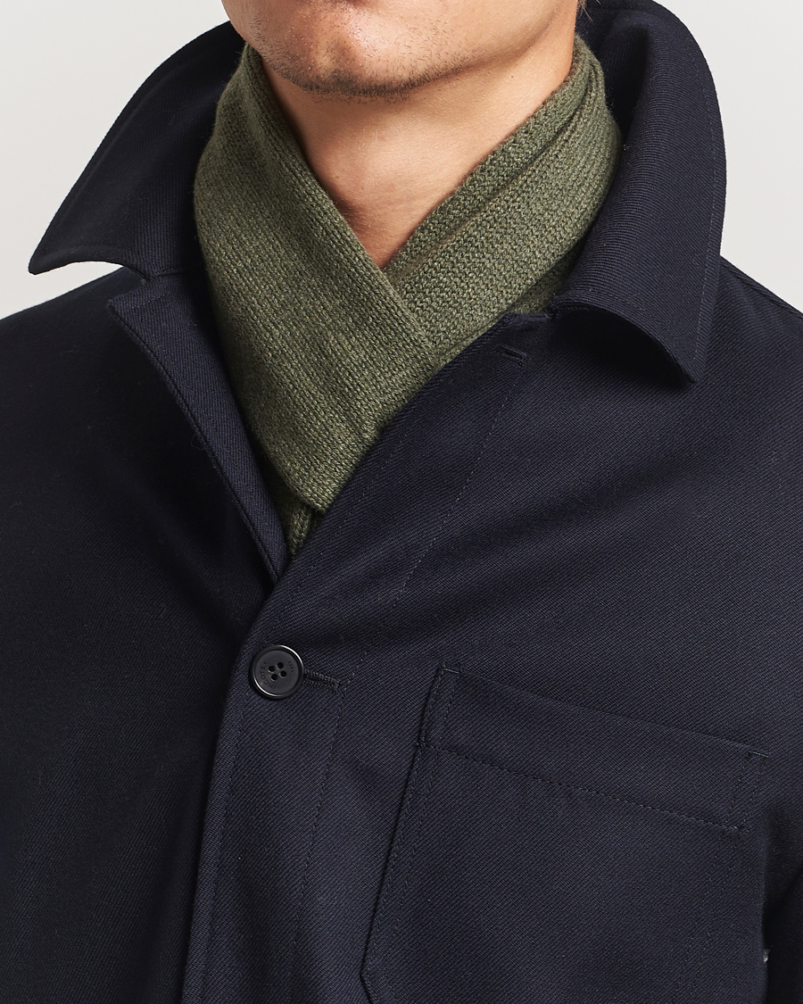 Herr | Piacenza Cashmere Short Loop Cashmere Scarf Olive | Piacenza Cashmere | Short Loop Cashmere Scarf Olive