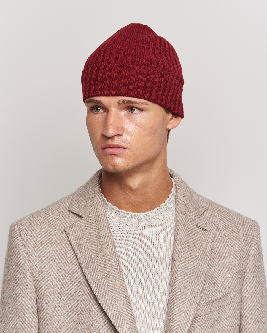 Herr | Piacenza Cashmere Ribbed Cashmere Beanie Burgundy | Piacenza Cashmere | Ribbed Cashmere Beanie Burgundy