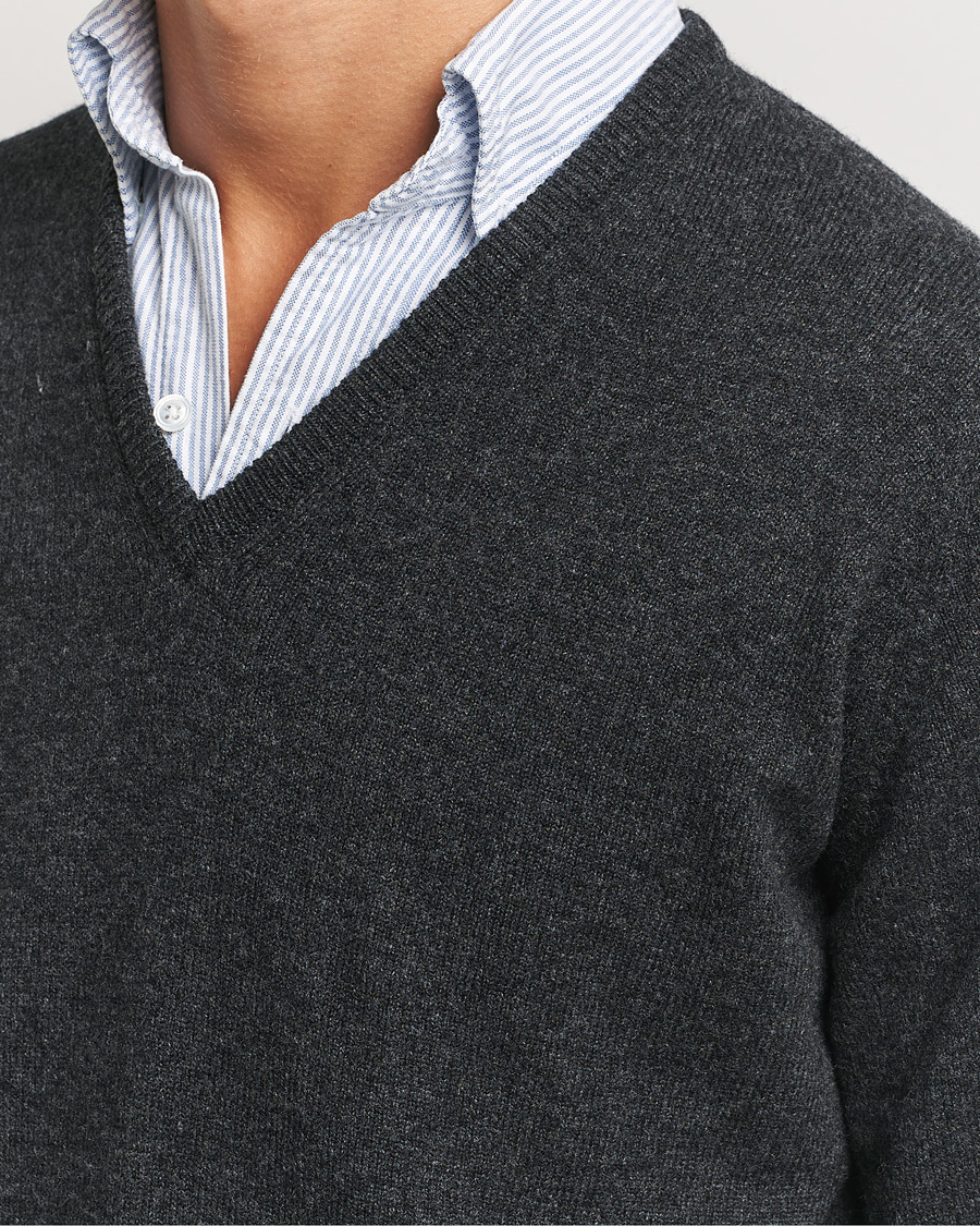 Herr | Tröjor | William Lockie | Rob Lambswool V-Neck Charcoal