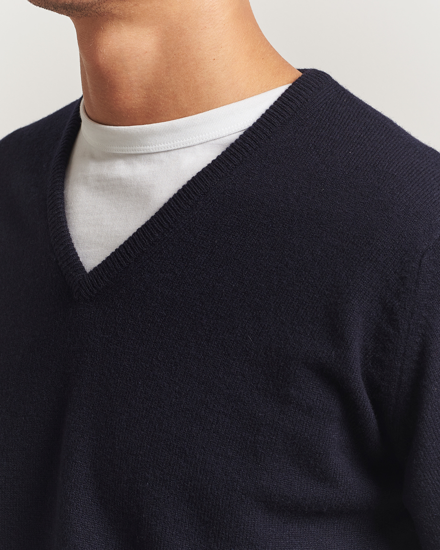 Herr | Tröjor | William Lockie | Rob Lambswool V-Neck Navy