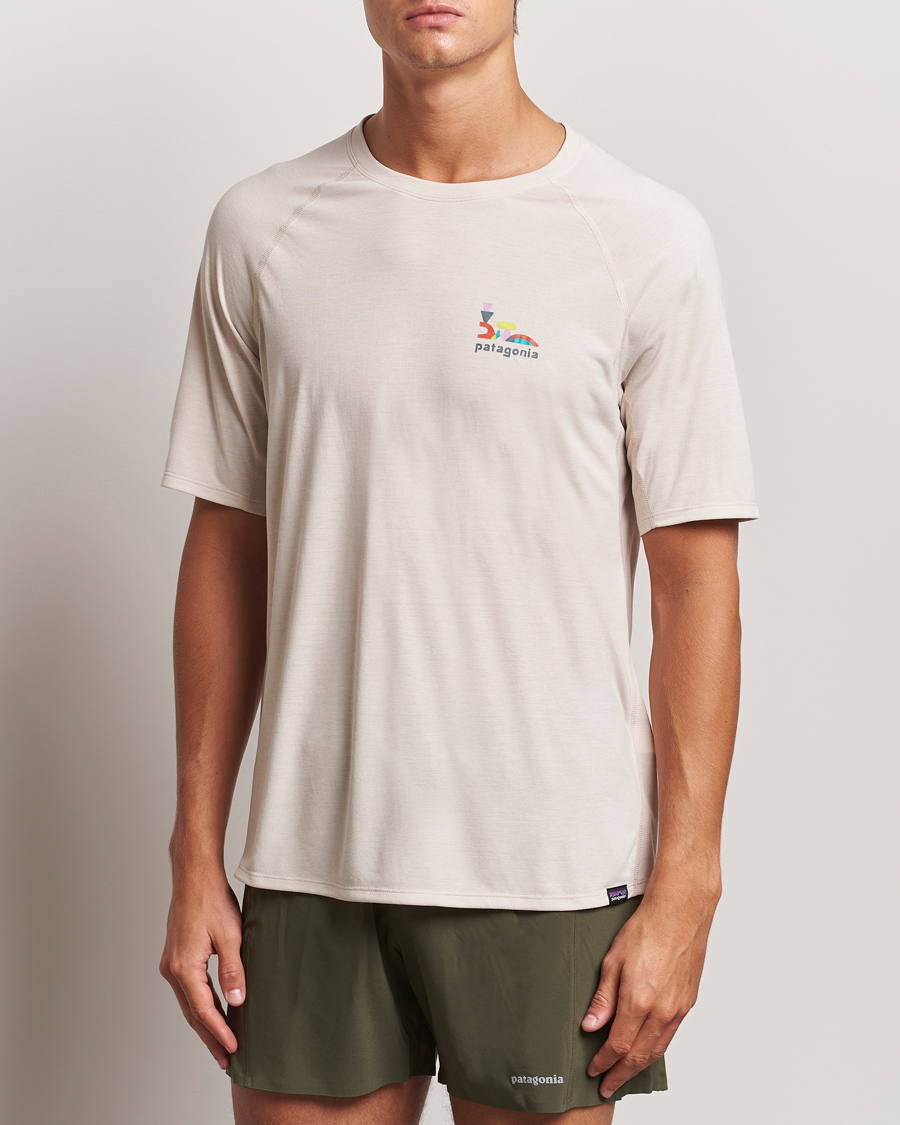 Herr | T-Shirts | Patagonia | Short Sleeve Cap Cool Trail Graphic Shirt Pumice