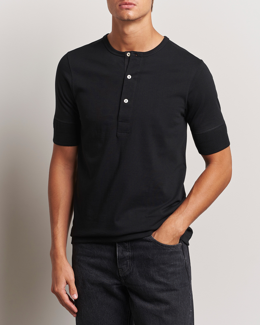 Herr | T-Shirts | Merz b. Schwanen | Short Sleeve Organic Cotton Henley Black